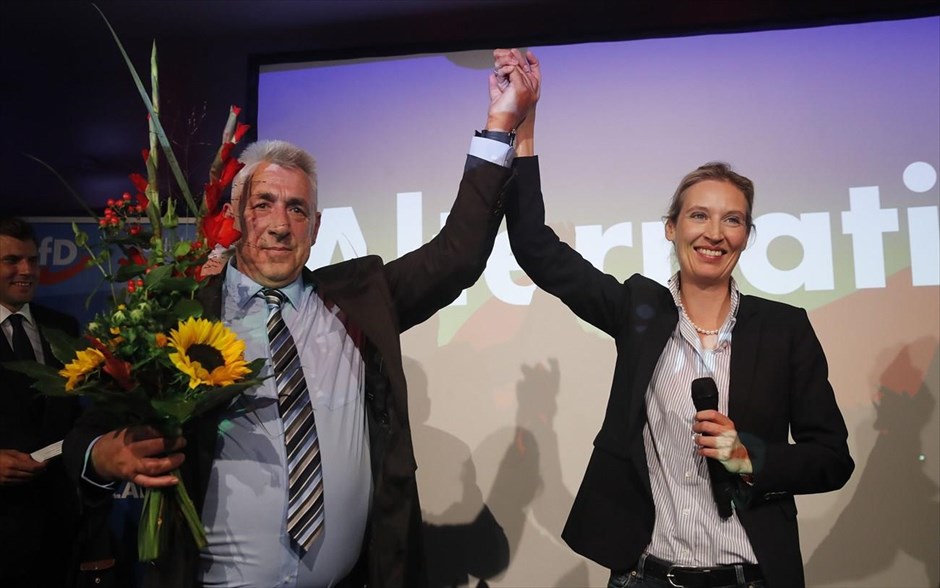 Γερμανία - Εκλογές - το εθνικιστικό ακροδεξιό κόμμα AfD (Εναλλακτική για τη Γερμανία). Η υποψήφια του AfD Alice Weidel πανηγυρίζει μετά την ανακοίνωση των πρώτων αποτελεσμάτων