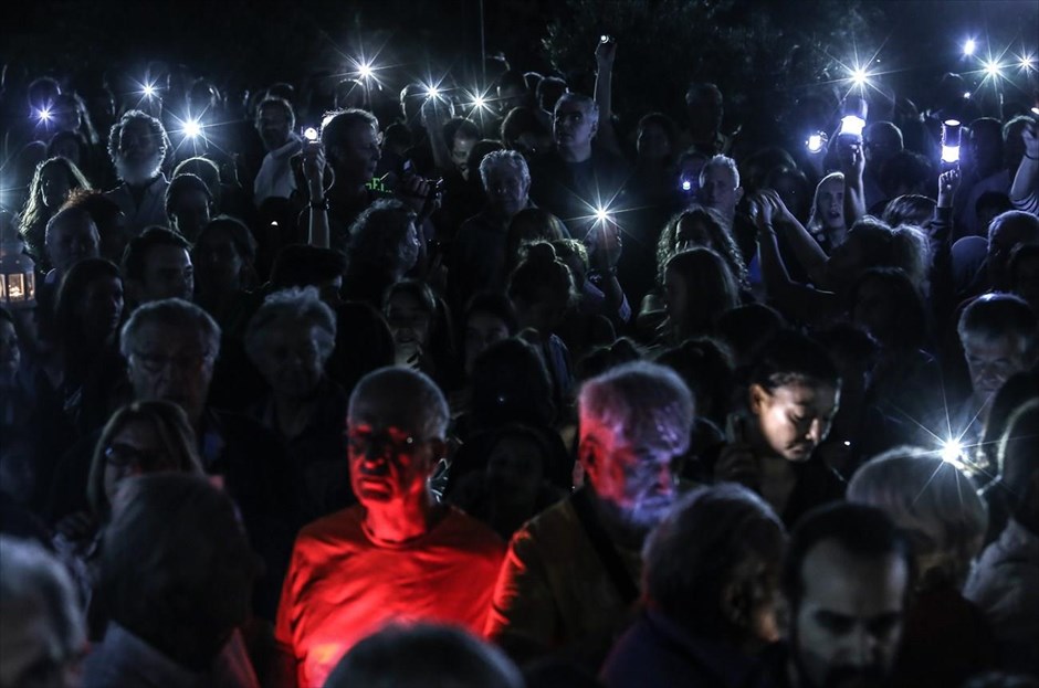 Δράση ευαισθητοποίησης στο Πεδίον του Άρεως. Κάτοικοι και φορείς φωτίζουν με φακούς, κινητά τηλέφωνα και φαναράκια το Πεδίον του Άρεως στο πλαίσιο της διαμαρτυρίας για την κατάσταση που επικρατεί στην περιοχή.