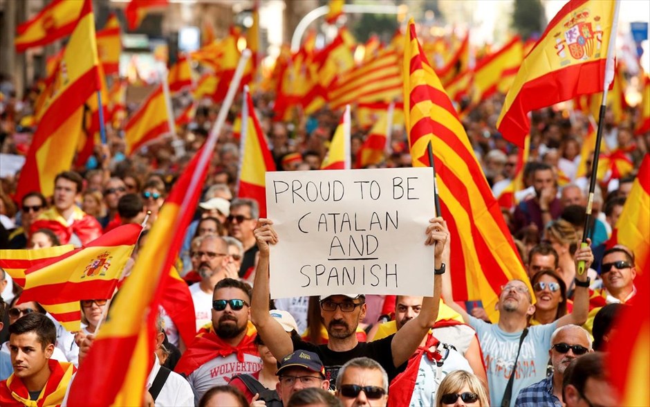 Διαδήλωση κατά της ανεξαρτησίας της Καταλονίας. Ένας άντρας κρατά ένα χαρτί που γράφει «Περήφανος που είμαι Καταλανός και Ισπανός» στο πλαίσιο διαδήλωσης κατά της ανεξαρτησίας της Καταλονίας, στην Βαρκελώνη.