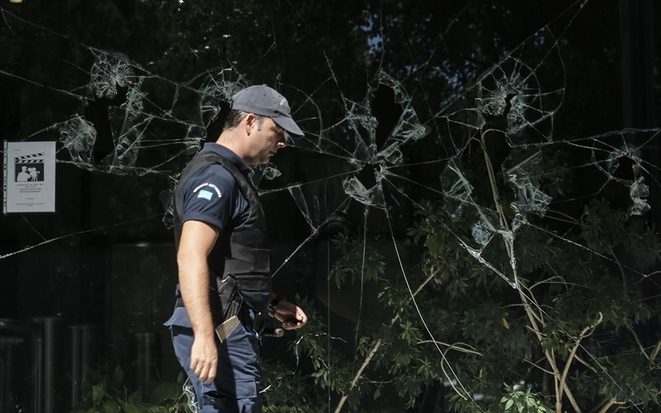 Μοσχάτο: Επίθεση με βαριοπούλες στο ΚΕΠΥΟ. Στα γραφεία ου Κέντρου Πληροφορικής του Υπουργείου Οικονομικών στο Μοσχάτο επιτέθηκαν στις 06.15 άγνωστοι. Οκτώ άτομα με βαριοπούλες και σφυριά, έσπασαν τις τζαμαρίες των γραφείων του ΚΕΠΥΟ, που βρίσκονται στη συμβολή των οδών Θεσσαλονίκης και Χανδρή, και στη συνέχεια διέφυγαν.