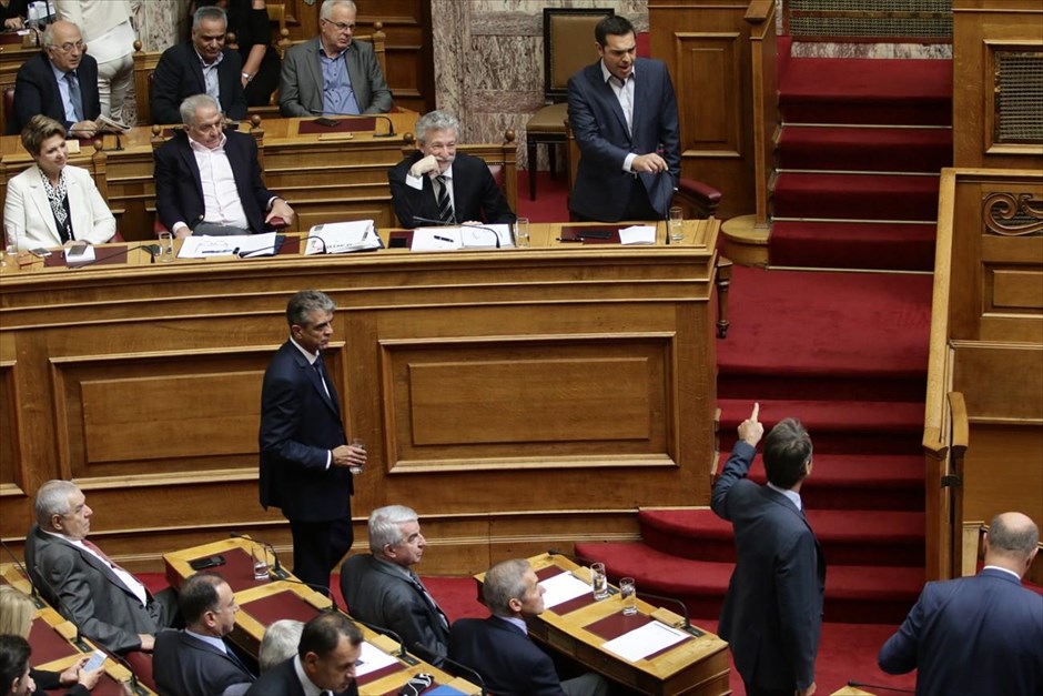 Σύγκρουση Αλ. Τσίπρα - Κυρ. Μητσοτάκη στη Βουλή. Σφοδρή αντιπαράθεση σημειώθηκε ανάμεσα στον Πρωθυπουργό και τον αρχηγό της αξιωματικής αντιπολίτευσης, λίγο πριν την έναρξη της ονομαστικής ψηφοφορίας επί του ν/σ για την αλλαγή ταυτότητας φύλου. Για συζήτηση με όρους μεσαίωνα και σκοταδισμού έκανε λόγο ο κ. Τσίπρας, χαρακτηρίζοντας «γιαλαντζί φιλελεύθερο» τον Κυρ. Μητσοτάκη. Ανευθυνότητα του καταλόγισε ο πρόεδρος της Ν.Δ., ενώ για τον κ. Καμμένο είπε πως «θα πήγαινε και στον Άρη για να μην είναι παρών».