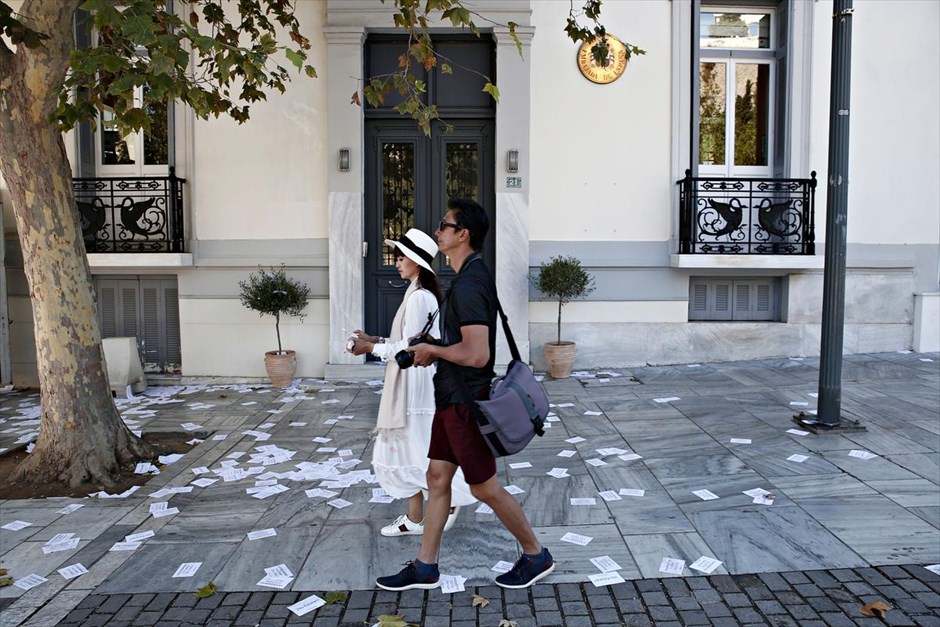 Εισβολή «Ρουβίκωνα» στην ισπανική πρεσβεία. Εισβολή και κατάληψη στην πρεσβεία της Ισπανίας πραγματοποίησαν τα μέλη της ομάδας «Ρουβίκωνας», προκειμένου να διαμαρτυρηθούν, σύμφωνα με ανάρτησή τους σε ιστοσελίδα του αντιεξουσιαστικού χώρου, για τη βία που ασκήθηκε κατά τη διάρκεια του δημοψηφίσματος στην Καταλονία. Σύμφωνα με πληροφορίες από αστυνομικές πηγές, κρέμασαν στην πρεσβεία ένα πανό που έγραφε, στα ισπανικά, συνθήματα κατά της βίας στην Καταλονία, ενώ πέταξαν και φέιγ βολάν με ανάλογο περιεχόμενο. Η αστυνομία προχώρησε σε 18 προσαγωγές.