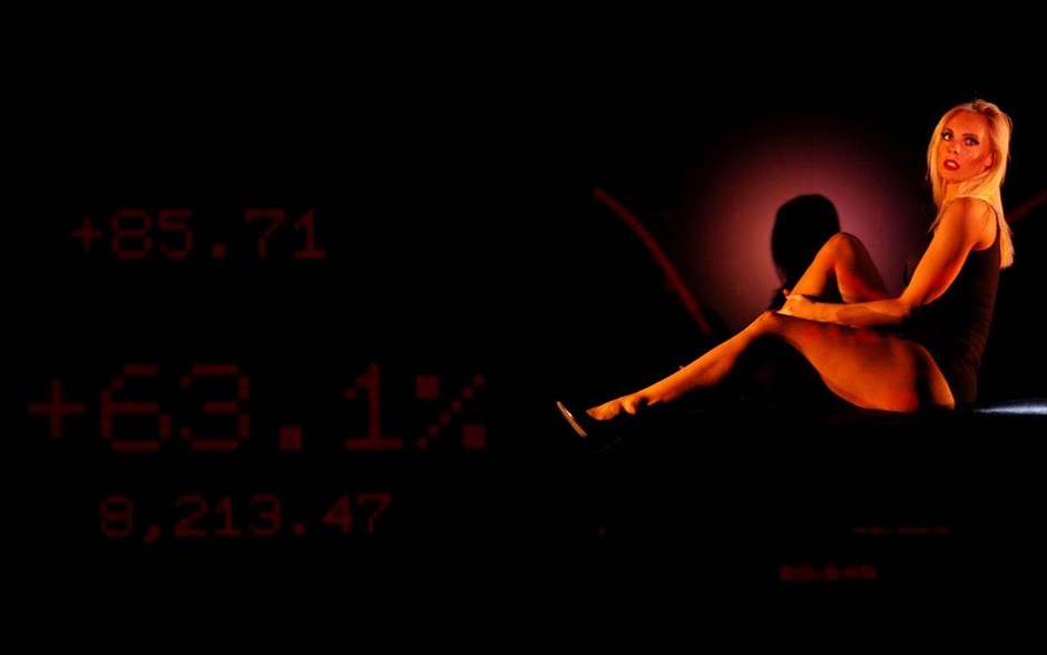 Το καμπαρέ του Παρισίου Crazy Horse πάει στη Σιγκαπούρη. Χορεύτρια της ομάδας του θεάτρου - καμπαρέ του Παρισίου Crazy Horse, κατά τη διάρκεια πρόβας για την επερχόμενη παράσταση Forever Crazy στη Σιγκαπούρη.
