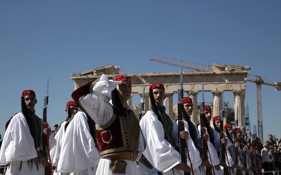 73η επέτειος απελευθέρωσης των Αθηνών από τα Γερμανικά Στρατεύματα Κατοχής. Στιγμιότυπο από την τελετή έπαρσης της ελληνικής σημαίας, για την 73η επέτειο απελευθέρωσης των Αθηνών από τα Γερμανικά Στρατεύματα Κατοχής, στον Βράχο της Ακρόπολης.