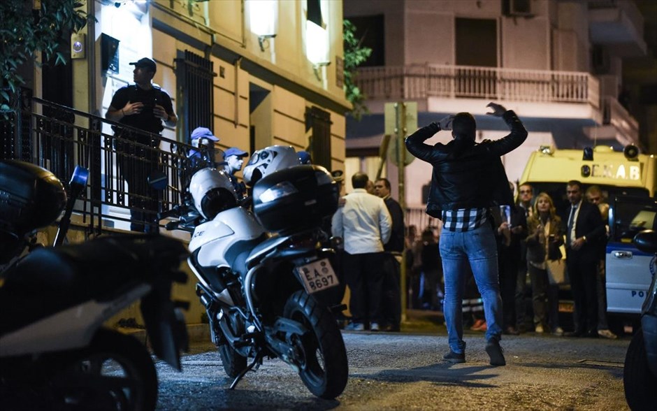 Δολοφονήθηκε ο δικηγόρος Μιχάλης Ζαφειρόπουλος. Ραντεβού με δύο άτομα που παρουσιάστηκαν σαν πελάτες είχε σύμφωνα με πηγές της Ασφάλειας Αττικής -οι οποίες επικαλούνται συνεργάτη του θύματος- ο δικηγόρος Μιχάλης Ζαφειρόπουλος, ο οποίος&nbsp;δολοφονήθηκε&nbsp;λίγο μετά&nbsp;τις 7 το απόγευμα της Πέμπτης στο γραφείο του&nbsp;στην οδό Ασκληπιού 154 στα Εξάρχεια.