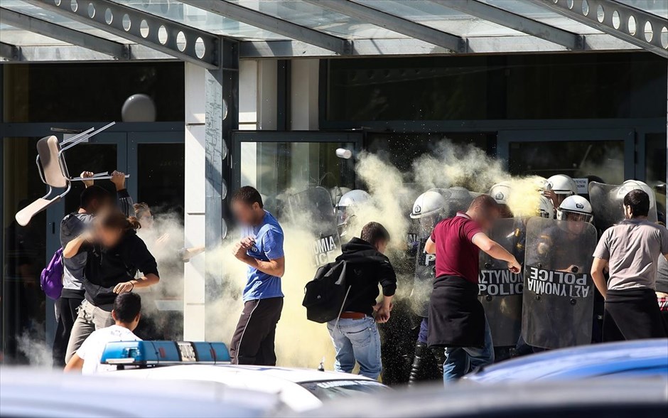 Ένταση στο Υπουργείο Παιδείας. Ένταση σημειώθηκε πριν από λίγη ώρα στο στο Υπουργείο Παιδείας, καθώς άνδρες των ΜΑΤ έφραξαν τον προαύλιο χώρο σε φοιτητές που διαμαρτύρονται για την μη διανομή συγγραμμάτων.