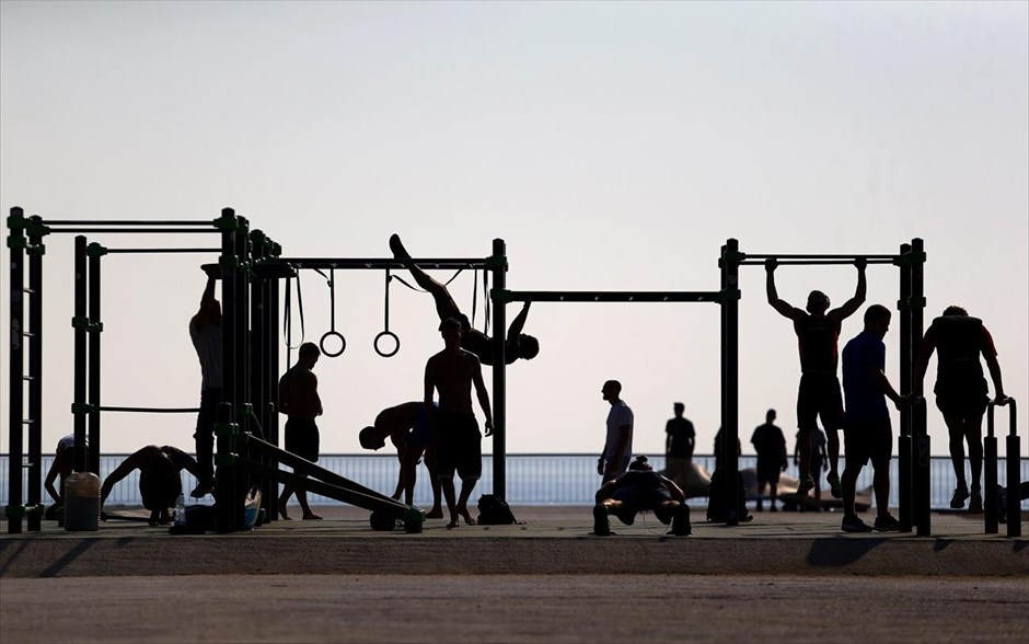 Πρωινή γυμναστική στη Βαρκελώνη. Κόσμος γυμνάζεται δίπλα στην παραλία, στην Βαρκελώνη.&nbsp;