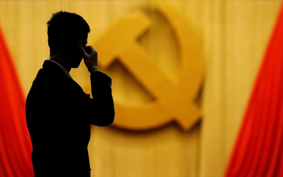 Ξεκίνησε τις εργασίες του το 19ο Συνέδριο του Κινεζικού Κομμουνιστικού Κόμματος. Άνδρας του προσωπικού ασφαλείας παίρνει θέση στη Μεγάλη Αίθουσα του Λαού κατά την εναρκτήρια σύνοδο του 19ου Συνεδρίου του Κινεζικού Κομμουνιστικού Κόμματος στο Πεκίνο. Στην εναρκτήρια ομιλία του, ο Κινέζος πρόεδρος Σι Τζινπίνγκ δήλωσε ότι το Κομμουνιστικό Κόμμα της Κίνας θα επιτύχει μία «σαρωτική νίκη» στη μάχη κατά της διαφθοράς.