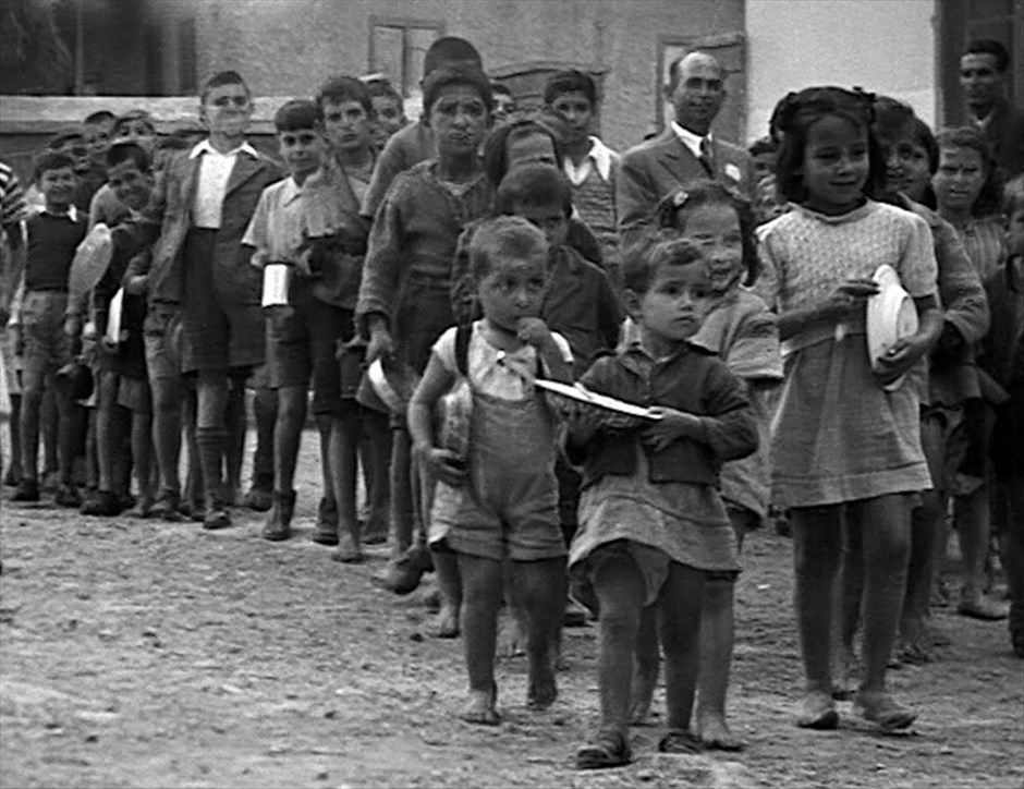 «Μνήμες». «Μνήμες»: Μέσα από ανεκτίμητα και πρωτοπαρουσιαζόμενα «ντοκουμέντα» τολμηρών και πρωτοπόρων οπερατέρ, το ντοκιμαντέρ του Νίκου Καβουκίδη αποτυπώνει την αβάσταχτη τραγικότητα μιας από τις κρισιμότερες περιόδους του νεότερου ελληνισμού: Δικτατορία Μεταξά - Έπος του ’40 και μεγαλείο Εθνικής Αντίστασης - Εμφύλιος σπαραγμός.