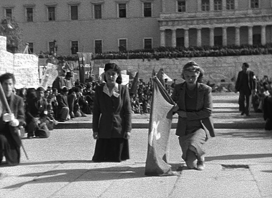 «Μνήμες». «Μνήμες»: Μέσα από ανεκτίμητα και πρωτοπαρουσιαζόμενα «ντοκουμέντα» τολμηρών και πρωτοπόρων οπερατέρ, το ντοκιμαντέρ του Νίκου Καβουκίδη αποτυπώνει την αβάσταχτη τραγικότητα μιας από τις κρισιμότερες περιόδους του νεότερου ελληνισμού: Δικτατορία Μεταξά - Έπος του ’40 και μεγαλείο Εθνικής Αντίστασης - Εμφύλιος σπαραγμός.
