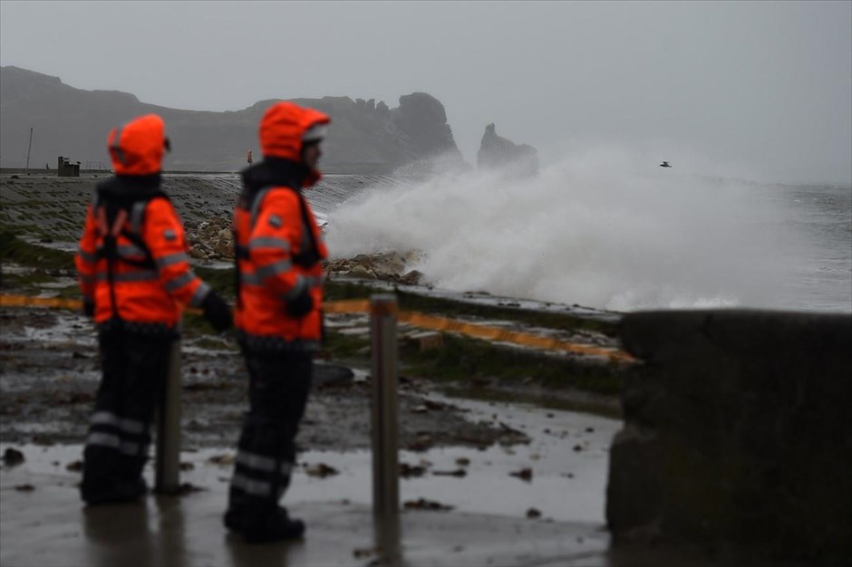 Η καταιγίδα Μπράιαν έπληξε την Ιρλανδία . Μέλη της Ιρλανδικής Ακτοφυλακής στέκονται στην προβλήτα Howth, ενώ η καταιγίδα Μπράιαν πλήττει τις ακτές του Δουβλίνου. Πόλεις στην Ιρλανδία και κατά μήκος της δυτικής ακτής της Αγγλίας και της Ουαλίας&nbsp;έπληξε η&nbsp;καταιγίδα Μπράιαν σήμερα, με ριπές ανέμου και τεράστια κύματα, προκαλώντας σοβαρές ζημιές σε κτήρια. Λιγότερο από μια εβδομάδα μετά το πέρασμα της τροπικής καταιγίδας Οφηλία που στοίχισε τη ζωή σε τρεις ανθρώπους, η μετεωρολογική υπηρεσία της Ιρλανδίας εξέδωσε προειδοποίηση για την πιθανότητα ανέμων με ταχύτητα 55-65 χιλιόμετρα την ώρα στις δυτικές περιοχές.