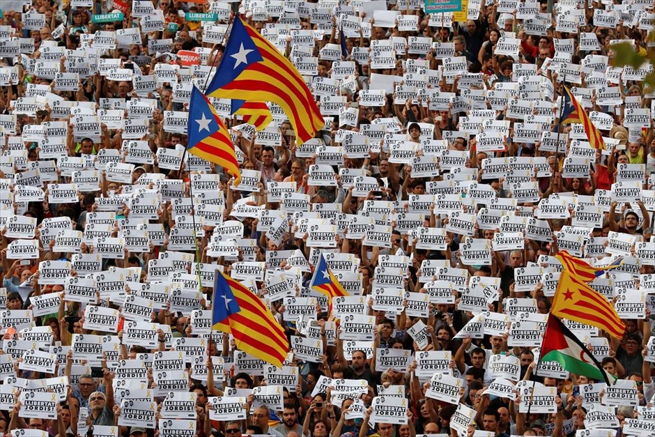 Βαρκελώνη: 450.000 άνθρωποι διαδήλωσαν υπέρ της ελευθερίας και της ανεξαρτησίας . Διαδήλωση υπέρ της ανεξαρτησίας πραγματοποίησαν 450.000 άνθρωποι στη Βαρκελώνη, σύμφωνα&nbsp;με την καταλανική αστυνομία, αφότου ο πρωθυπουργός της Ισπανίας Μαριάνο Ραχόι ανακοίνωσε την καθαίρεση της τοπικής κυβέρνησης, την οργάνωση τοπικών εκλογών εντός έξι μηνών και την αναστολή του καθεστώτος αυτονομίας της&nbsp;Καταλονίας. Η διαδήλωση αρχικά είχε οργανωθεί με αίτημα την απελευθέρωση των δύο ηγετικών στελεχών του αυτονομιστικού κινήματος της Καταλονίας που κατηγορούνται για «στασιασμό».