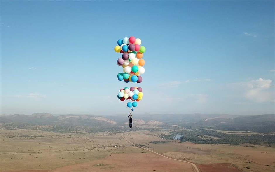 Αερόστατο στη Νότια Αφρική . Αερόστατο από πολλά μπαλόνια&nbsp;διακρίνεται στον ουρανό περιοχής κοντά στο&nbsp;Γιοχάνεσμπουργκ, στη Νότια Αφρική.&nbsp;
&nbsp;