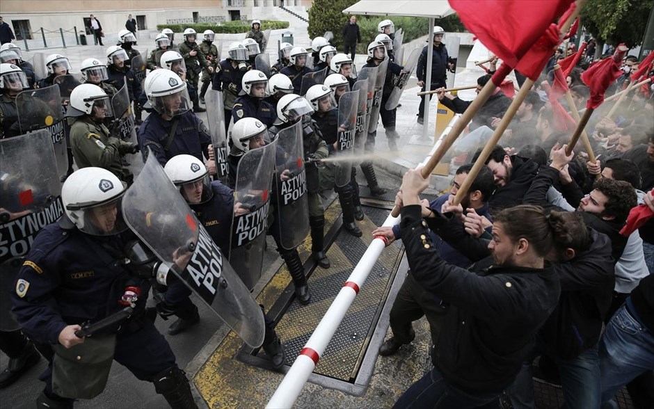 Ένταση στο τέλος της πορείας των φοιτητικών συλλόγων στην Αθήνα. Μικροεντάσεις σημειώθηκαν στο τέλος της πορείας των φοιτητικών συλλόγων που πραγματοποιήθηκε στο κέντρο της Αθήνας. Ενώ η πορεία ολοκληρωνόταν στη Βουλή, μπλοκ συμμετεχόντων κατευθύνθηκε προς το πλάι του κοινοβουλίου επί της Βασιλίσσης Σοφίας και συγκρούστηκε με άνδρες των ΜΑΤ, οι οποίοι «απάντησαν» με ρίψη χημικών.