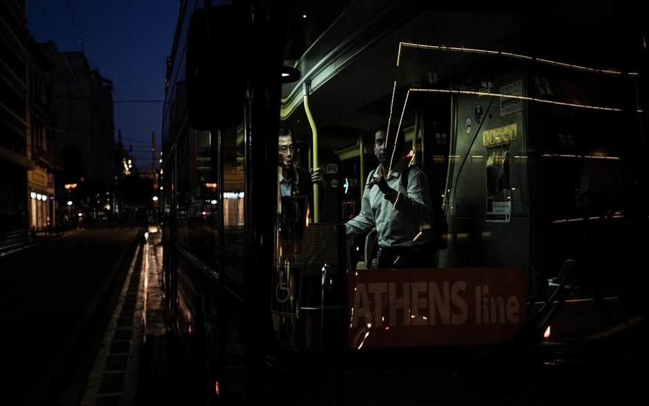 Νυχτερινό στιγμιότυπο από το κέντρο της Αθήνας. Επιβάτες σε λεωφορείο, στο κέντρο της Αθήνας.