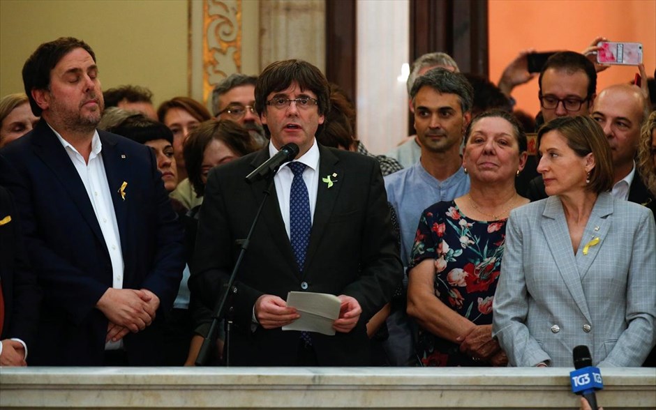 Καταλονία - Πουτζντεμόν  - Ανεξαρτησία - Ισπανία - Κοινοβούλιο. Ο Καταλανός πρόεδρος Κάρλες Πουτζντεμόν μιλά μετά την ανακήρυξη της ανεξαρτησίας της Καταλονίας από την Ισπανία, από το τοπικό κοινοβούλιο στην Βαρκελώνη