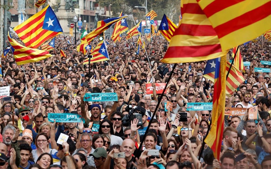 Καταλονία - Ανεξαρτησία - Ισπανία - Κοινοβούλιο - ανεξαρτησία της Καταλονίας από την Ισπανία. Κόσμος πανηγυρίζει μετά την ανακήρυξη της ανεξαρτησίας της Καταλονίας από την Ισπανία, στη Βαρκελώνη.