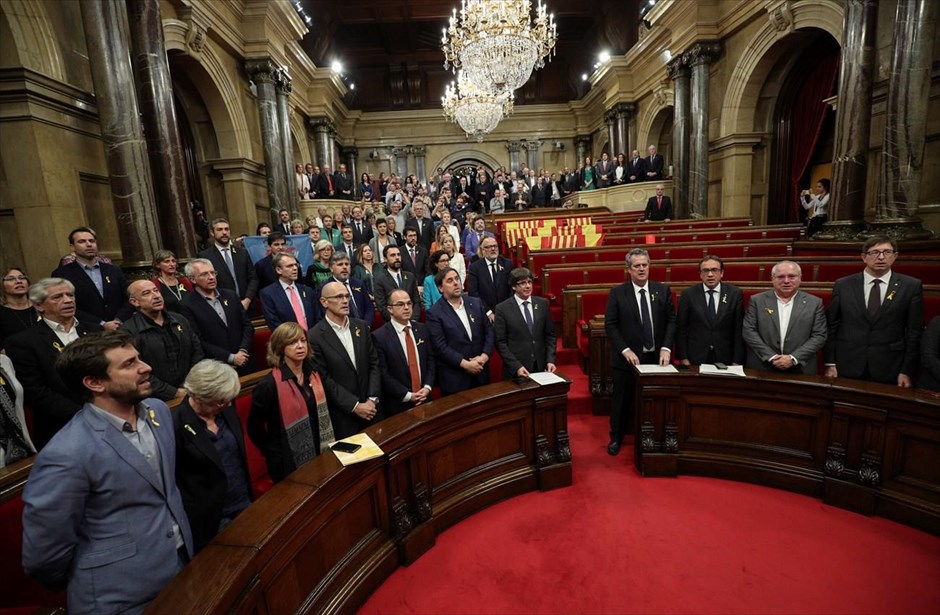 Καταλονία - Ανεξαρτησία - Ισπανία - Κοινοβούλιο - ανεξαρτησία της Καταλονίας από την Ισπανία. Μέλη της καταλανικής κυβέρνησης και βουλευτές τραγουδούν τον εθνικό ύμνο της Καταλονίας, μετά την διεξαγωγή της ψηφοφορίας για την ανεξαρτησία από την Ισπανία.