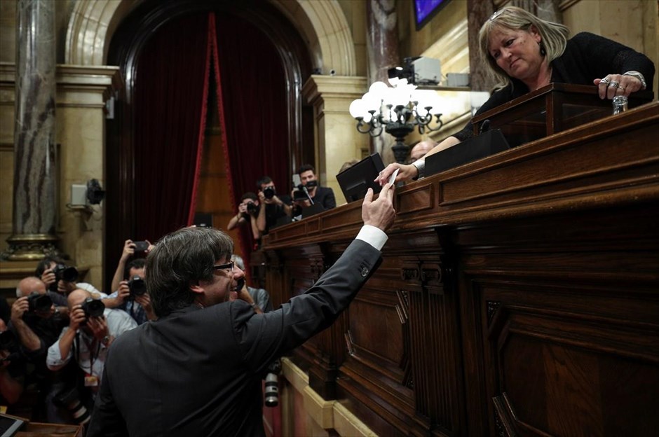 Καταλονία - Ανεξαρτησία - Ισπανία - Κοινοβούλιο - ανεξαρτησία της Καταλονίας από την Ισπανία. Ο πρόεδρος της κυβέρνησης (Τζενεραλιτάτ) της Καταλονίας Κάρλες Πουτζντεμόν παραδίδει την ψήφο του κατά τη διάρκεια ψηφοφορίας για ανεξαρτησία, στο τοπικό κοινοβούλιο, στη Βαρκελώνη.