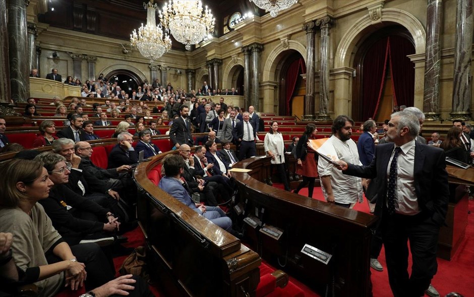 Καταλονία - Ανεξαρτησία - Ισπανία - Κοινοβούλιο - ανεξαρτησία της Καταλονίας από την Ισπανία. Βουλευτές των κεντροαριστερών Σοσιαλιστών, του κεντροδεξιού Λαϊκού Κόμματος και του κεντρώου - φιλελεύθερου κόμματος «Πολίτες» (Ciudadanos) αποχωρούν από την καταλανική Βουλή προτού διεξαχθεί η ψηφοφορία για την ανεξαρτησία της περιφέρειας από την Ισπανία.