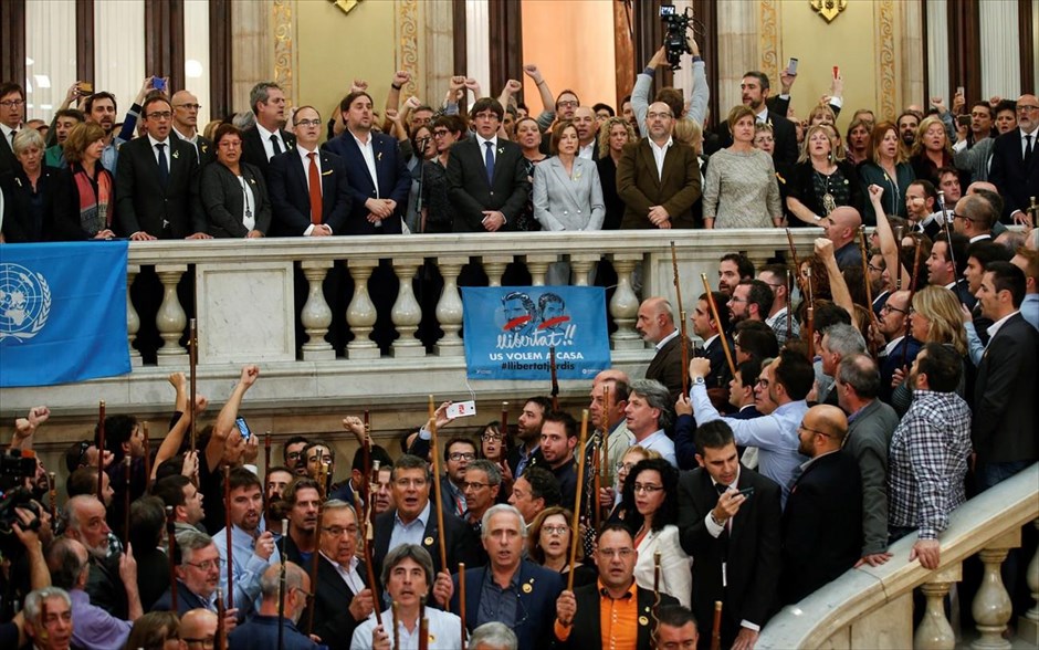 Καταλονία - Πουτζντεμόν  - Ανεξαρτησία - Ισπανία - Κοινοβούλιο - ανεξαρτησία της Καταλονίας από την Ισπανία. Δήμαρχοι πόλεων που έχουν ταχθεί υπέρ της ανεξαρτησίας, σηκώνουν τα σκήπτρα τους κατά τη διάρκεια τελετής στο τοπικό κοινοβούλιο της Καταλονίας, μετά την ψηφοφορία.