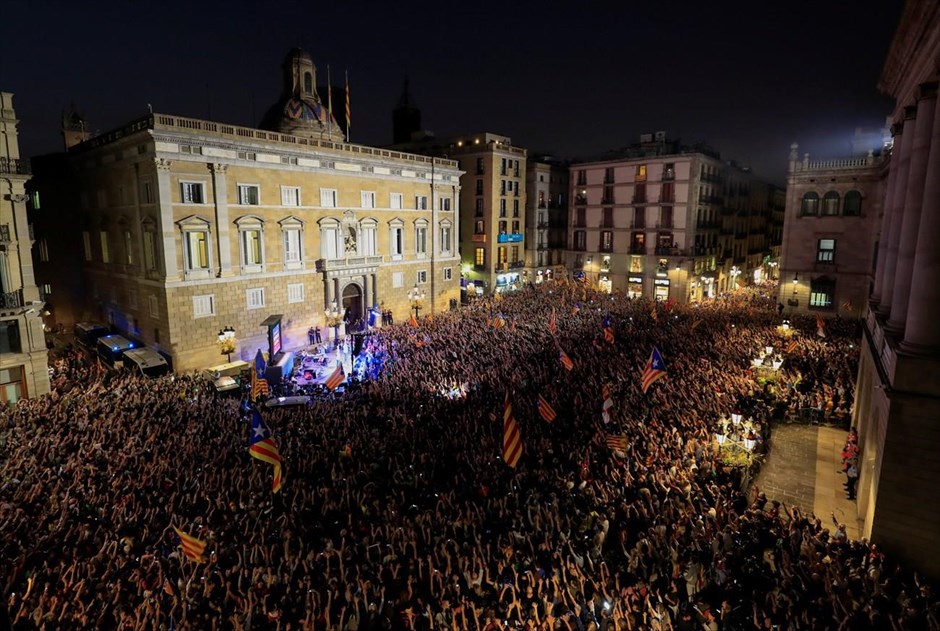 Καταλονία - Ανεξαρτησία - Ισπανία - Κοινοβούλιο - ανεξαρτησία της Καταλονίας από την Ισπανία. Κόσμος έχει συγκεντρωθεί στην πλατεία Sant Jaume, κατά τη διάρκεια πανηγυρισμών για την ανεξαρτησία της Καταλονίας, στη Βαρκελώνη.