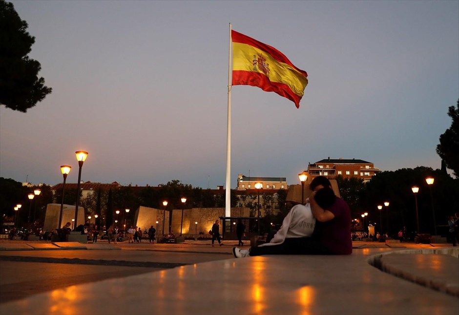 Καταλονία - Ανεξαρτησία - Ισπανία - ανεξαρτησία της Καταλονίας από την Ισπανία. Στιγμιότυπο από το κέντρο της Μαδρίτης, μετά την κήρυξη ανεξαρτησίας της Καταλονίας από το τοπικό κοινοβούλιο στη Βαρκελώνη.