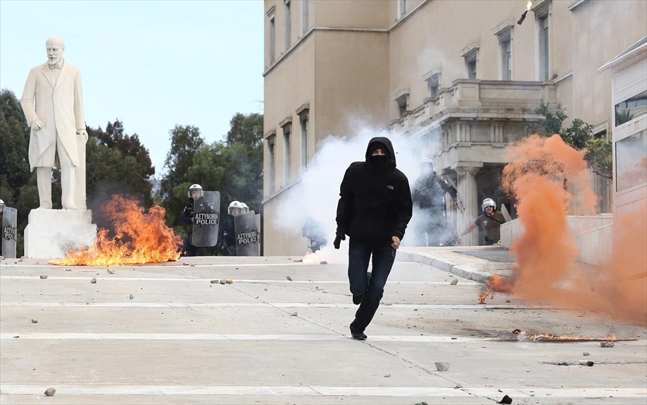 Μολότοφ και χημικά στο περιθώριο του μαθητικού συλλαλητηρίου. Ένταση επικράτησε στο κέντρο της Αθήνας,&nbsp;στο περιθώριο του μαθητικού συλλαλητηρίου. Κουκουλοφόροι που διαχωρίστηκαν από τον κύριο όγκο της πορείας,&nbsp;πέταξαν βόμβες μολότοφ έξω από τη Βουλή και οι αστυνομικές δυνάμεις απάντησαν κάνοντας χρήση χημικών.&nbsp;