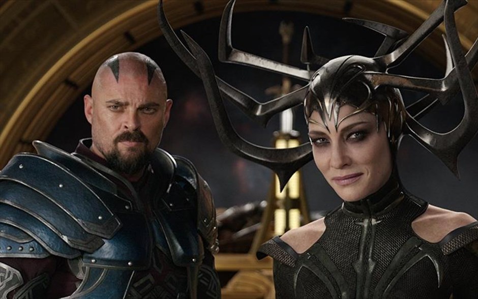 Thor: Ράγκναροκ. «Thor: Ράγκναροκ»: Στην τρίτη ταινία επιστημονικής φαντασίας της Marvel με τις περιπέτειες του Νορβηγού σούπερ ήρωα, τη σκηνοθεσία υπογράφει &nbsp;ο - υποψήφιος για Όσκαρ - Νεοζηλανδός Τάικα Γουατίτι. Αυτήν τη φορά, ο Thor είναι φυλακισμένος στην άλλη άκρη του σύμπαντος, χωρίς να έχει στη διάθεσή του το τρομερό του σφυρί, και πρέπει να νικήσει τον χρόνο, για να επιστρέψει στον πλανήτη του και να σταματήσει την καταστροφή του από μια νέα παντοδύναμη απειλή.