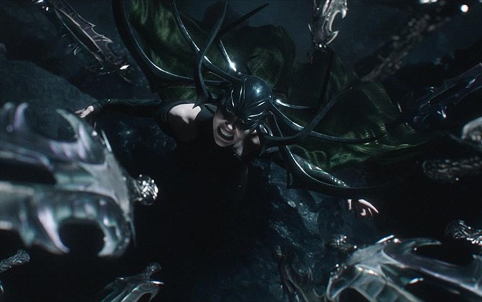 Thor: Ράγκναροκ. «Thor: Ράγκναροκ»: Στην τρίτη ταινία επιστημονικής φαντασίας της Marvel με τις περιπέτειες του Νορβηγού σούπερ ήρωα, τη σκηνοθεσία υπογράφει &nbsp;ο - υποψήφιος για Όσκαρ - Νεοζηλανδός Τάικα Γουατίτι. Αυτήν τη φορά, ο Thor είναι φυλακισμένος στην άλλη άκρη του σύμπαντος, χωρίς να έχει στη διάθεσή του το τρομερό του σφυρί, και πρέπει να νικήσει τον χρόνο, για να επιστρέψει στον πλανήτη του και να σταματήσει την καταστροφή του από μια νέα παντοδύναμη απειλή.