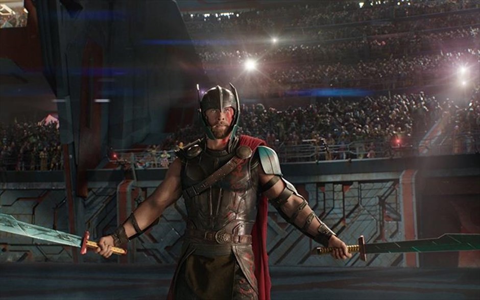 Thor: Ράγκναροκ. «Thor: Ράγκναροκ»: Στην τρίτη ταινία επιστημονικής φαντασίας της Marvel με τις περιπέτειες του Νορβηγού σούπερ ήρωα, τη σκηνοθεσία υπογράφει  ο - υποψήφιος για Όσκαρ - Νεοζηλανδός Τάικα Γουατίτι. Αυτήν τη φορά, ο Thor είναι φυλακισμένος στην άλλη άκρη του σύμπαντος, χωρίς να έχει στη διάθεσή του το τρομερό του σφυρί, και πρέπει να νικήσει τον χρόνο, για να επιστρέψει στον πλανήτη του και να σταματήσει την καταστροφή του από μια νέα παντοδύναμη απειλή.