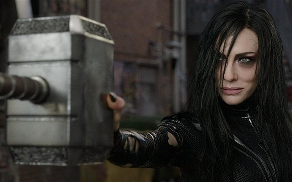 Thor: Ράγκναροκ. «Thor: Ράγκναροκ»: Στην τρίτη ταινία επιστημονικής φαντασίας της Marvel με τις περιπέτειες του Νορβηγού σούπερ ήρωα, τη σκηνοθεσία υπογράφει &nbsp;ο - υποψήφιος για Όσκαρ - Νεοζηλανδός Τάικα Γουατίτι. Αυτήν τη φορά, ο Thor είναι φυλακισμένος στην άλλη άκρη του σύμπαντος, χωρίς να έχει στη διάθεσή του το τρομερό του σφυρί, και πρέπει να νικήσει τον χρόνο, για να επιστρέψει στον πλανήτη του και να σταματήσει την καταστροφή του από μια νέα παντοδύναμη απειλή.