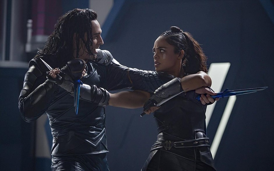 Thor: Ράγκναροκ. «Thor: Ράγκναροκ»: Στην τρίτη ταινία επιστημονικής φαντασίας της Marvel με τις περιπέτειες του Νορβηγού σούπερ ήρωα, τη σκηνοθεσία υπογράφει &nbsp;ο - υποψήφιος για Όσκαρ - Νεοζηλανδός Τάικα Γουατίτι. Αυτήν τη φορά, ο Thor είναι φυλακισμένος στην άλλη άκρη του σύμπαντος, χωρίς να έχει στη διάθεσή του το τρομερό του σφυρί, και πρέπει να νικήσει τον χρόνο, για να επιστρέψει στον πλανήτη του και να σταματήσει την καταστροφή του από μια νέα παντοδύναμη απειλή.