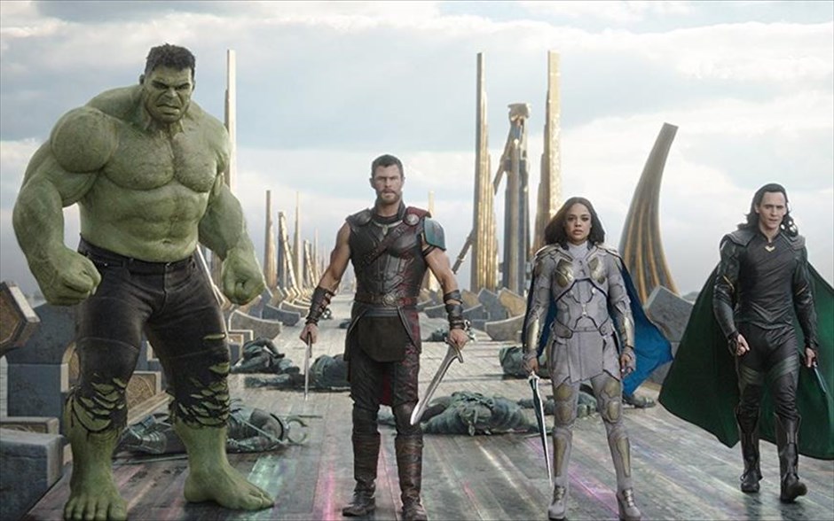 Thor: Ράγκναροκ. «Thor: Ράγκναροκ»: Στην τρίτη ταινία επιστημονικής φαντασίας της Marvel με τις περιπέτειες του Νορβηγού σούπερ ήρωα, τη σκηνοθεσία υπογράφει &nbsp;ο - υποψήφιος για Όσκαρ - Νεοζηλανδός Τάικα Γουατίτι. Αυτήν τη φορά, ο Thor είναι φυλακισμένος στην άλλη άκρη του σύμπαντος, χωρίς να έχει στη διάθεσή του το τρομερό του σφυρί, και πρέπει να νικήσει τον χρόνο, για να επιστρέψει στον πλανήτη του και να σταματήσει την καταστροφή του από μια νέα παντοδύναμη απειλή.