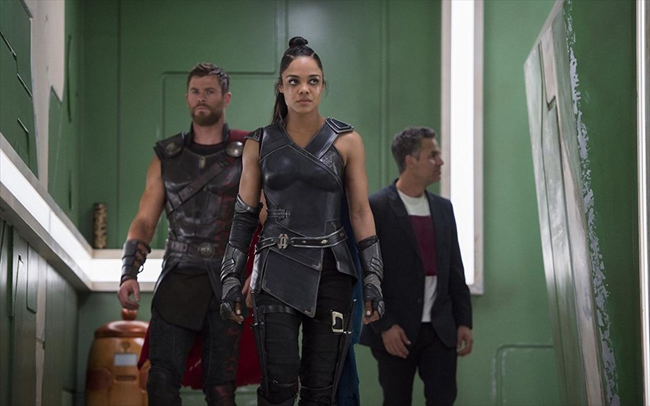 Thor: Ράγκναροκ. «Thor: Ράγκναροκ»: Στην τρίτη ταινία επιστημονικής φαντασίας της Marvel με τις περιπέτειες του Νορβηγού σούπερ ήρωα, τη σκηνοθεσία υπογράφει &nbsp;ο - υποψήφιος για Όσκαρ - Νεοζηλανδός Τάικα Γουατίτι. Αυτήν τη φορά, ο Thor είναι φυλακισμένος στην άλλη άκρη του σύμπαντος, χωρίς να έχει στη διάθεσή του το τρομερό του σφυρί, και πρέπει να νικήσει τον χρόνο, για να επιστρέψει στον πλανήτη του και να σταματήσει την καταστροφή του από μια νέα παντοδύναμη απειλή.
