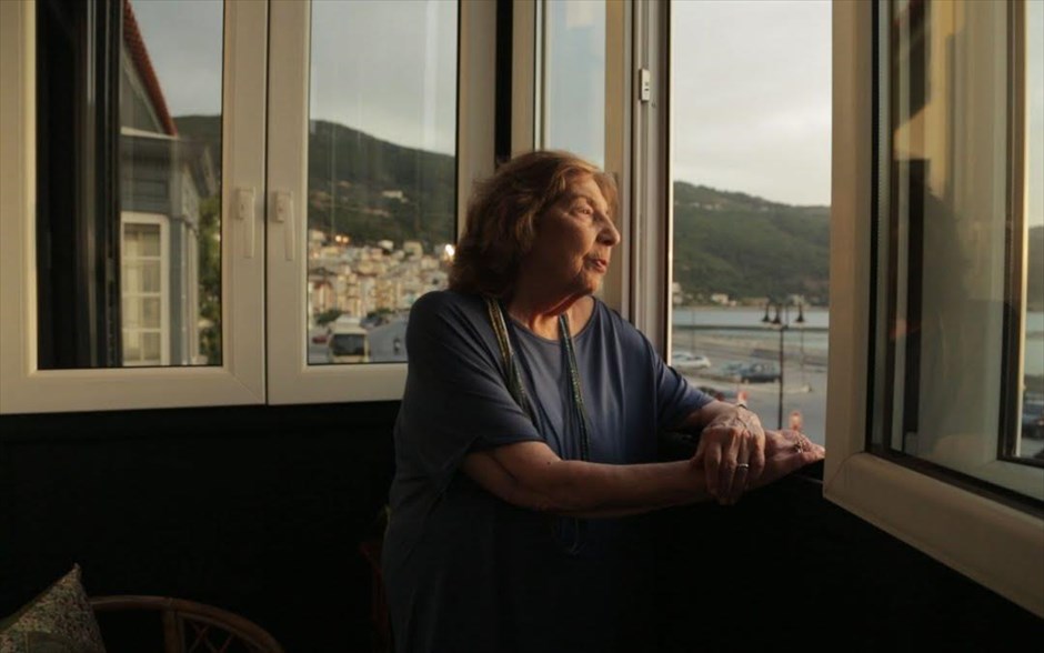 Ο μεγάλος περίπατος της Άλκης - Σινεμά. «Ο μεγάλος περίπατος της Άλκης»: Το ντοκιμαντέρ της Μαργαρίτας Μαντά αποτελεί έναν κινηματογραφικό περίπατο στην πολυτάραχη ζωή και το πλούσιο έργο της συγγραφέα Άλκης Ζέη. Μια ζωή που κουβαλάει μέσα της ολόκληρη την ιστορία της Ελλάδας του 20ού αιώνα και ένα συγγραφικό έργο που έχει καταξιωθεί διεθνώς, επηρεάζοντας πολλές γενιές ανθρώπων.