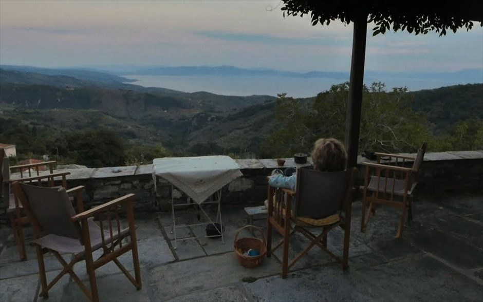 Ο μεγάλος περίπατος της Άλκης - Σινεμά. «Ο μεγάλος περίπατος της Άλκης»: Το ντοκιμαντέρ της Μαργαρίτας Μαντά αποτελεί έναν κινηματογραφικό περίπατο στην πολυτάραχη ζωή και το πλούσιο έργο της συγγραφέα Άλκης Ζέη. Μια ζωή που κουβαλάει μέσα της ολόκληρη την ιστορία της Ελλάδας του 20ού αιώνα και ένα συγγραφικό έργο που έχει καταξιωθεί διεθνώς, επηρεάζοντας πολλές γενιές ανθρώπων.