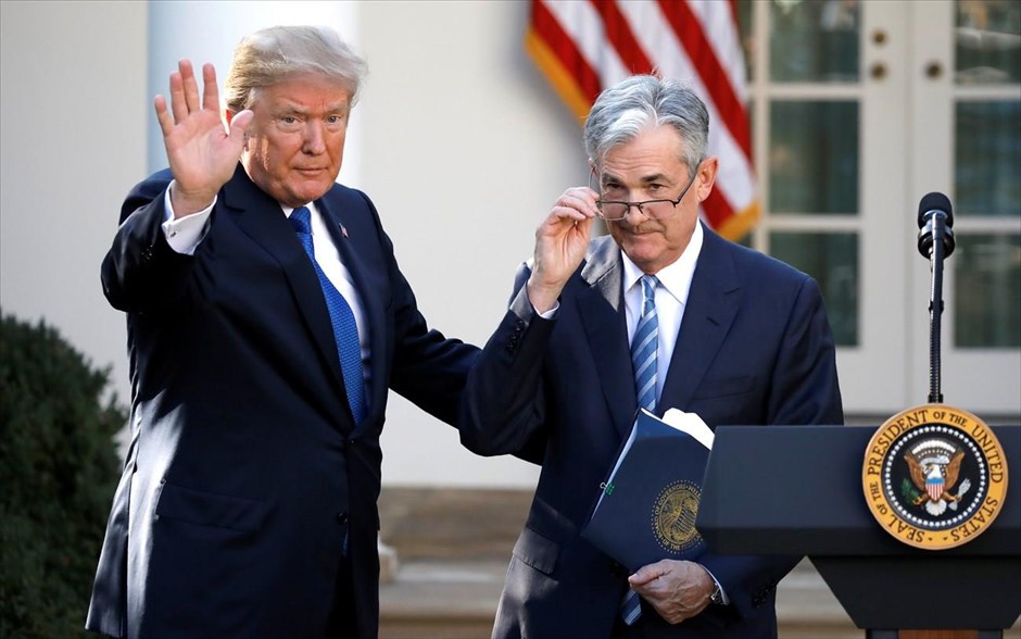 Στο «τιμόνι» της Fed ο Τζερόμ Πάουελ. Τον Τζερόμ Πάουελ επέλεξε ο Αμερικανός πρόεδρος Ντόναλντ Τραμπ ως επικεφαλής της κεντρικής τράπεζας των ΗΠΑ, Federal Reserve. Ο κ. Τραμπ εξέφρασε την ελπίδα η Γερουσία των ΗΠΑ να επικυρώσει σύντομα την επιλογή του. Ο 64χρονος Πάουελ θα αντικαταστήσει την&nbsp;Τζάνετ Γέλεν, η θητεία της οποίας&nbsp;στη διοίκηση της Federal Reserve εκπνέει επισήμως στις 3 Φεβρουαρίου 2018. Ο κ. Πάουελ εμφανιζόταν ως&nbsp;το μεγάλο φαβορί για το «τιμόνι» της Fed από αμερικανικά μέσα ενημέρωσης, λόγω της εμπειρίας του, αλλά και της ευρείας στήριξης που απολαμβάνει στους κόλπους του Ρεπουμπλικανικού Κόμματος.