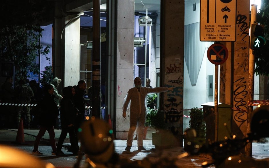 Επίθεση έξω από τα γραφεία ΠΑΣΟΚ. 