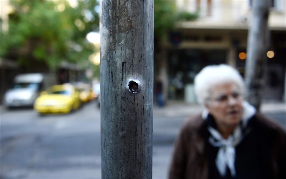 Επίθεση έξω από τα γραφεία ΠΑΣΟΚ. 