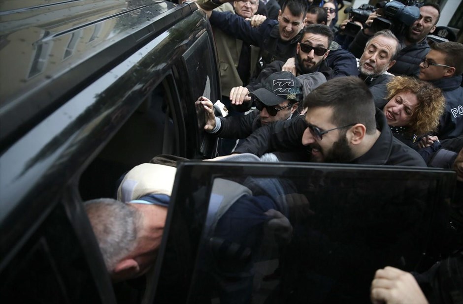 Επίθεση στον κατηγορούμενο για τη δολοφονία της εφοριακού στα δικαστήρια. Άγρια ξυλοκόπησαν τον κατηγορούμενο για τη δολοφονία της εφοριακού Δώρας Ζέμπερη συγγενείς του θύματος αλλά και πολίτες την ώρα που έβγαινε από τον ανακριτή, σπάζοντας τον κλοιό των αστυνομικών. Η μητέρα του θύματος φώναζε με λυγμούς «θάνατος στο δολοφόνο», ενώ αστυνομικοί προσπαθούσαν να συγκρατήσουν τον πατέρα, ο οποίος έλεγε «αφήστε με να τον πιάσω στα χέρια μου». Τελικά οι αστυνομικοί κατάφεραν να τον βάλουν στο αυτοκίνητο και να αποχωρήσουν από τα δικαστήρια της πρώην σχολής Ευελπίδων.
&nbsp;