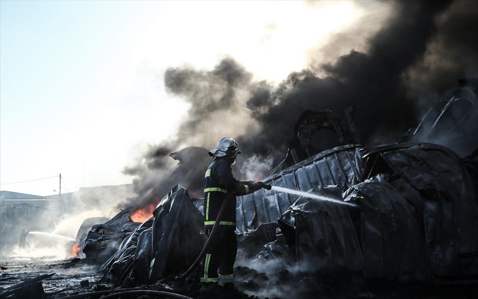Πυρκαγιά σε αποθήκη βιοτεχνίας χαρτικών στο Μενίδι. Σε εξέλιξη βρίσκεται μεγάλη πυρκαγιά που ξέσπασε λίγο πριν τις 5 το πρωί σε αποθήκη βιοτεχνίας χαρτικών στο Μενίδι. Εξαιτίας των ιδιαίτερα εύφλεκτων υλικών, η πυρκαγιά επεκτάθηκε γρήγορα και το υψηλό θερμικό φορτίο που έχει δημιουργηθεί δυσχεραίνει το έργο κατάσβεσης των πυροσβεστών. Σύμφωνα με πληροφορίες έχει τραυματιστεί ένας εργαζόμενος.