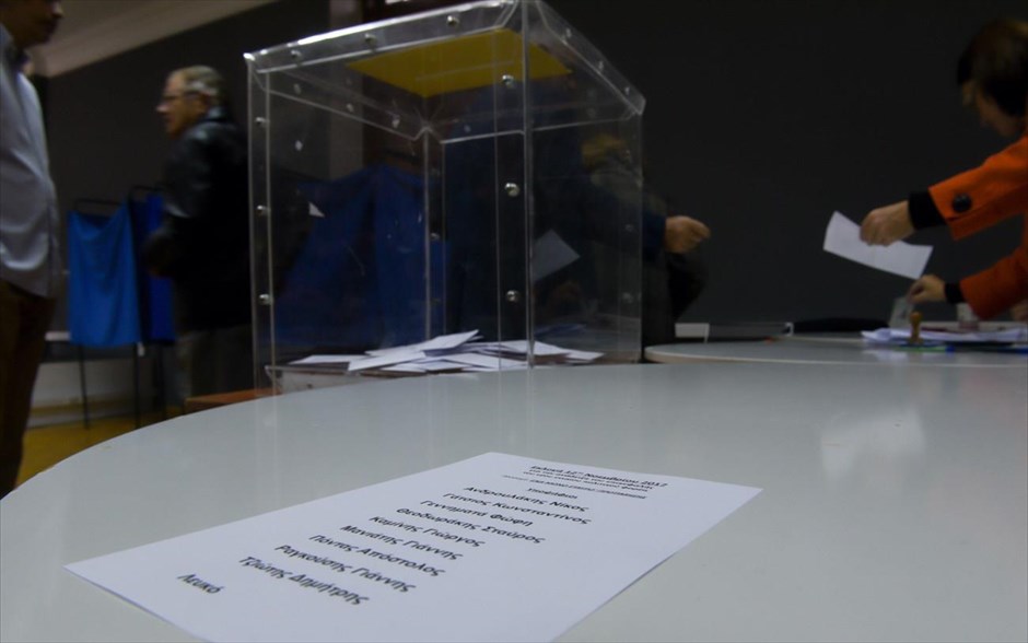 Εκλογές για την ηγεσία του νέου φορέα της Κεντροαριστεράς . Σε 45.000 ανέρχονταν οι πολίτες που είχαν ψηφίσει έως τις 11.30 στις εκλογές ανάδειξης προέδρου του νέου φορέα της Κεντροαριστεράς. Ασφαλής πρόβλεψη για τον τελικό αριθμό συμμετοχής δεν αναμένεται πριν τις 16.00.&nbsp;Η ψηφοφορία διεξάγεται έως τις 20.00, εκτός από την&nbsp;Αθήνα που&nbsp;λόγω Μαραθωνίου θα παραταθεί έως τις 21.00. Οι ενδιαφερόμενοι μπορούν να ψηφίσουν σε περίπου σε 1.000 εκλογικά τμήματα σε όλους τους νομούς της χώρας και στο εξωτερικό.
