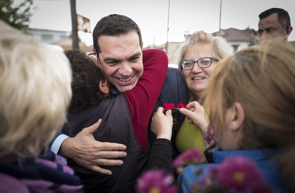 Επίσκεψη του πρωθυπουργού Αλέξη Τσίπρα στην Ξάνθη. Ο πρωθυπουργός, Αλέξης Τσίπρας συνομιλεί με κατοίκους κατά την κατά την διάρκεια της επίσκεψης του στην Ξάνθη. Ο πρωθυπουργός, Αλέξης Τσίπρας βρίσκεται στην στη Θράκη στο πλαίσιο των εργασιών του 6ου Περιφερειακού Συνεδρίου για την Παραγωγική Ανασυγκρότηση της Ανατολικής Μακεδονίας-Θράκης.