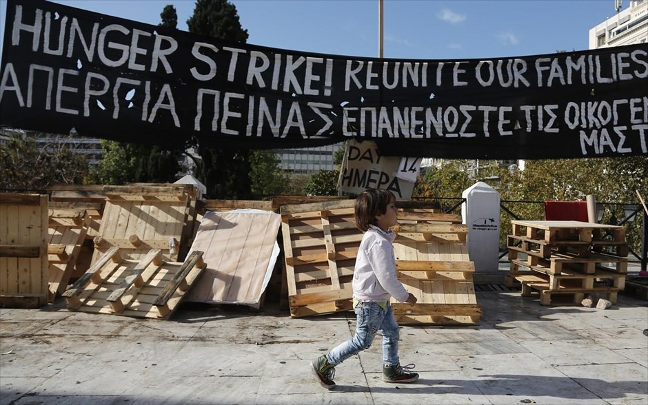 Έληξε η απεργία πείνας των προσφύγων στο Σύνταγμα μετά από 14 ημέρες. Την διακοπή της απεργίας πείνας ανακοίνωσαν οι πρόσφυγες σε συνέντευξη Τύπου που έδωσαν, μετά απο 14 μέρες απεργίας πείνας στην πλατεία Συντάγματος, ζητώντας να πάνε άμεσα στη Γερμανία όπου βρίσκονται άλλα μέλη των οικογενειών τους.
