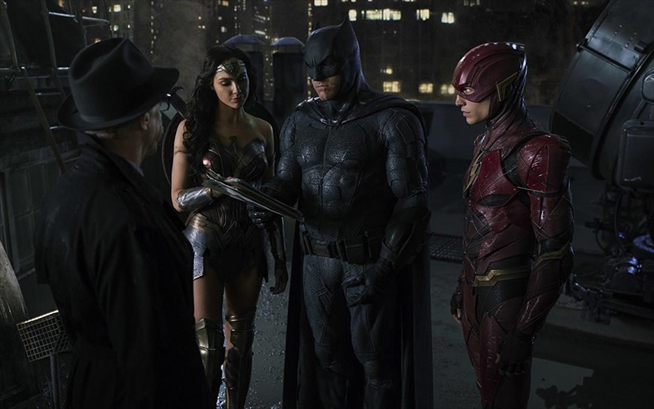 Justice league. Στην περιπέτεια επιστημονικής φαντασίας που προβάλλεται και σε τρισδιάστατη έκδοση, ο Ζακ Σνάιντερ παρουσιάζει για πρώτη φορά στη μεγάλη οθόνη την «Justice League», την πιο δημοφιλή και διαχρονική ομάδα υπερηρώων του DC Universe, την οποία συνθέτουν οι Σούπερμαν, Μπάτμαν, Γουόντερ Γούμαν, Φλας, Σάιμποργκ και Άκουαμαν.