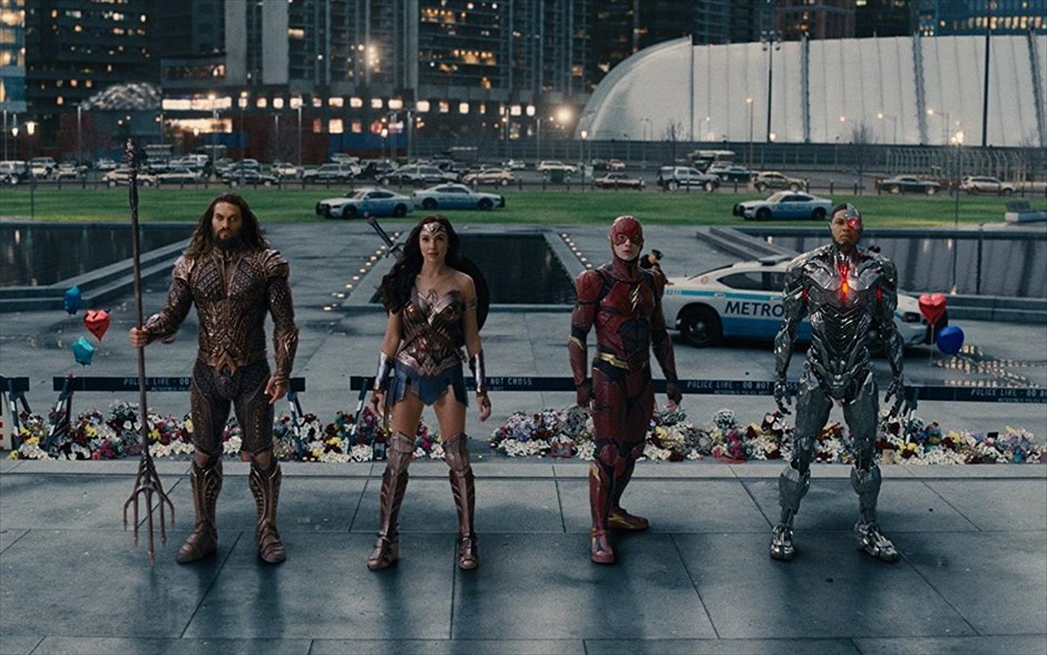 Justice league. Στην περιπέτεια επιστημονικής φαντασίας που προβάλλεται και σε τρισδιάστατη έκδοση, ο Ζακ Σνάιντερ παρουσιάζει για πρώτη φορά στη μεγάλη οθόνη την «Justice League», την πιο δημοφιλή και διαχρονική ομάδα υπερηρώων του DC Universe, την οποία συνθέτουν οι Σούπερμαν, Μπάτμαν, Γουόντερ Γούμαν, Φλας, Σάιμποργκ και Άκουαμαν.