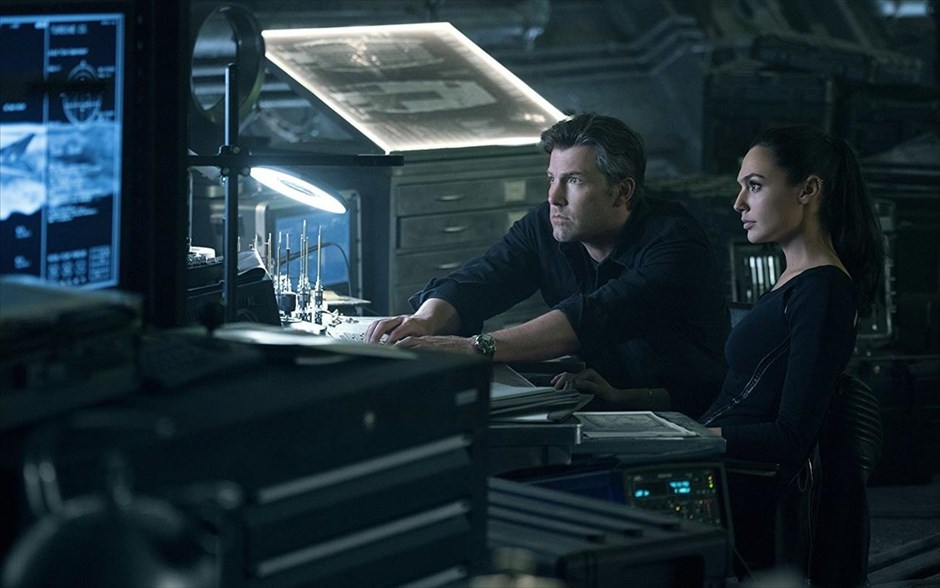 Justice league. Στην περιπέτεια επιστημονικής φαντασίας που προβάλλεται και σε τρισδιάστατη έκδοση, ο Ζακ Σνάιντερ παρουσιάζει για πρώτη φορά στη μεγάλη οθόνη την «Justice League», την πιο δημοφιλή και διαχρονική ομάδα υπερηρώων του DC Universe, την οποία συνθέτουν οι Σούπερμαν, Μπάτμαν, Γουόντερ Γούμαν, Φλας, Σάιμποργκ και Άκουαμαν.