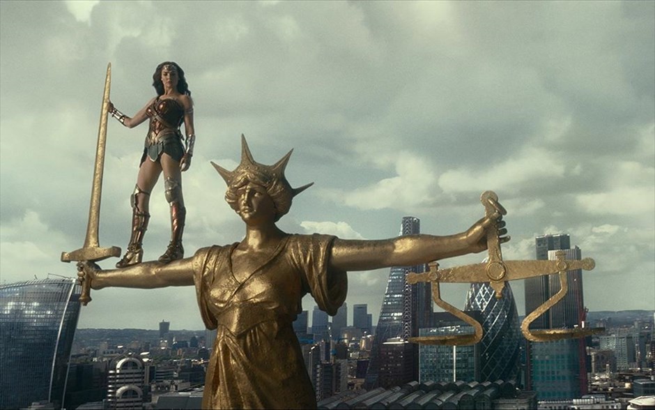 Justice league. Στην περιπέτεια επιστημονικής φαντασίας που προβάλλεται και σε τρισδιάστατη έκδοση, ο Ζακ Σνάιντερ παρουσιάζει για πρώτη φορά στη μεγάλη οθόνη την «Justice League», την πιο δημοφιλή και διαχρονική ομάδα υπερηρώων του DC Universe, την οποία συνθέτουν οι Σούπερμαν, Μπάτμαν, Γουόντερ Γούμαν, Φλας, Σάιμποργκ και Άκουαμαν.