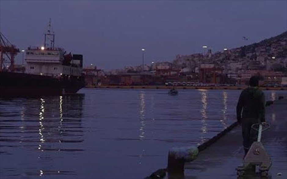 Ανεμιστήρας. Έχοντας λάβει μέρος σε περισσότερα από δέκα διεθνή Φεστιβάλ, η πρώτη μεγάλου μήκους ταινία του Δημήτρη Μπίτου εκτυλίσσεται στη Δραπετσώνα, όπου ζει ένα ζευγάρι με την 11χρονη κόρη του. Όλα ξεκινούν, όταν η μικρή εμφανίζεται ξαφνικά μπροστά στους γονείς της με μια χειροβομβίδα στα χέρια, διακόπτοντας έναν από τους συνεχείς καυγάδες τους.